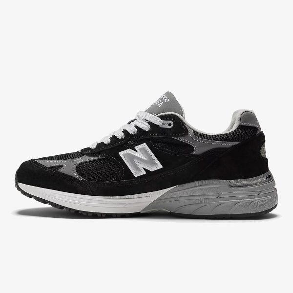 nb 993 black white - Black and white NB 993 sneaker with mesh upper, suede overlays, and white midsole